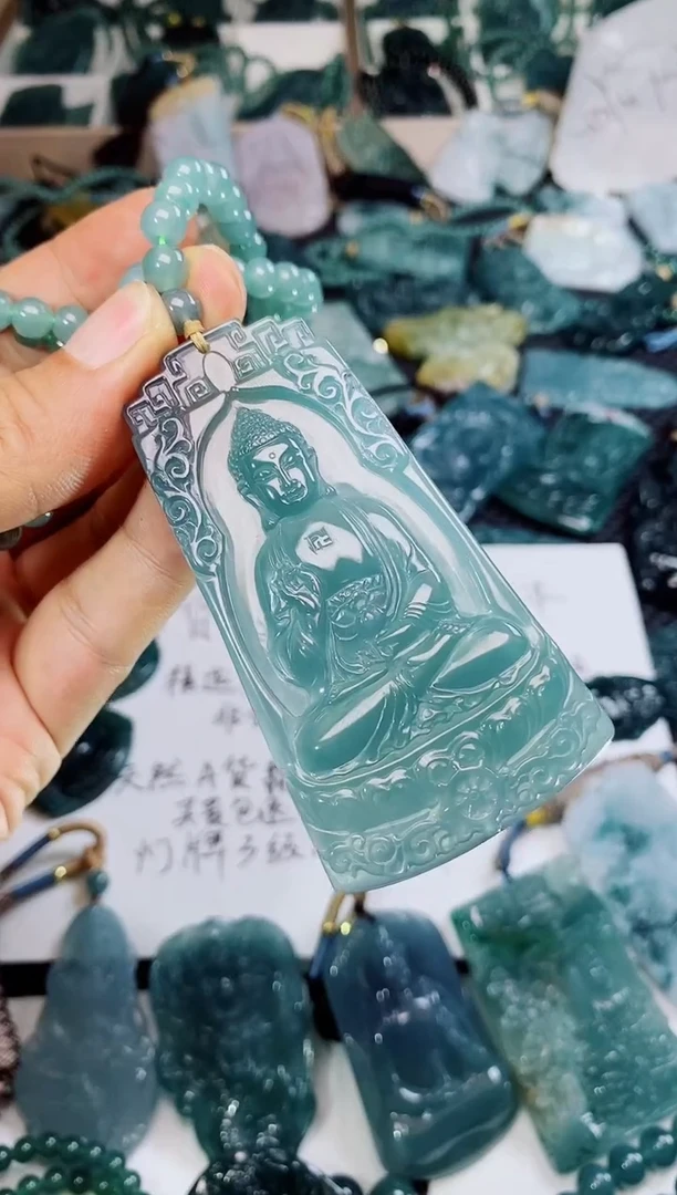 翡翠未镶嵌颈饰聆*，