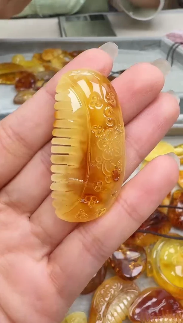 未镶嵌琥珀裸石如图
