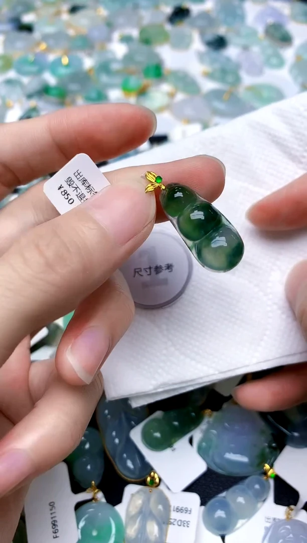 颈饰18K金镶嵌翡翠天然A货翡翠