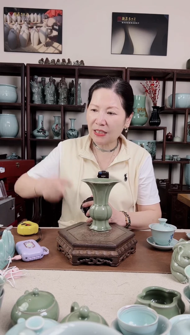 杯豆青釉 花口 小花觚