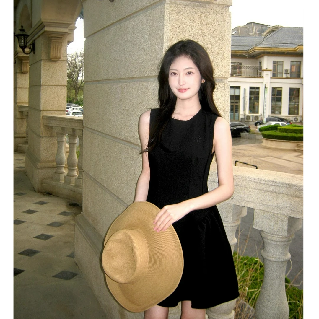 新款黑色赫本风修身收腰连衣裙女夏日气质小裙子无袖背心连衣裙