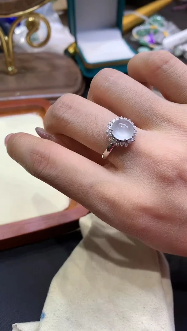 18K金镶嵌挂件翡翠戒指