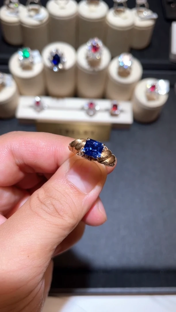 戒指蓝宝石18K金镶嵌2.1ct