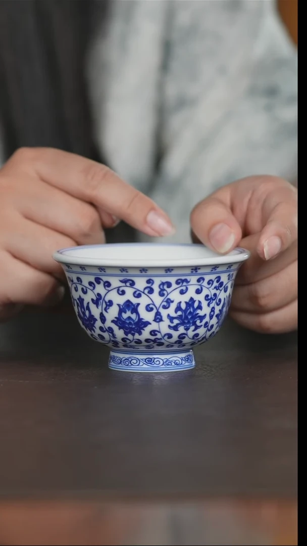 青花缠枝莲压手杯