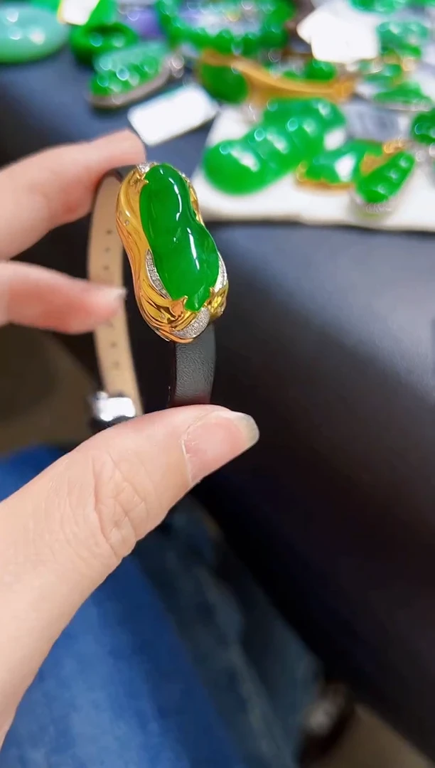 颈饰18K金镶嵌翡翠吊坠