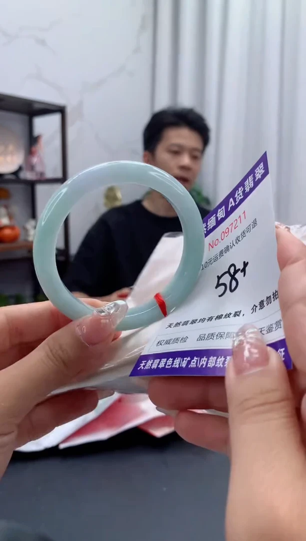 未镶嵌手镯翡翠有纹，完美者勿拍