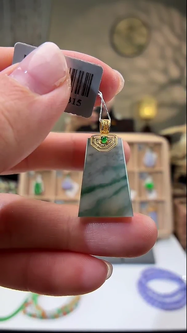 颈饰18K金镶嵌翡翠无事牌