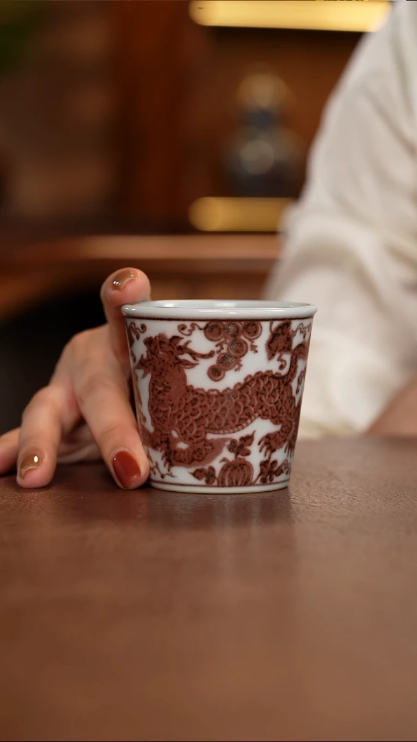 釉里红甪端纹小可乐杯