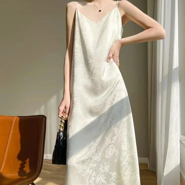 气质连衣裙女2025夏季新款醋酸缎面中长裙垂感A字吊带裙【竹叶】