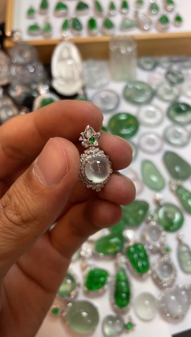 【闪购商品】翡翠吊坠(不含链)18K金镶嵌蛋面