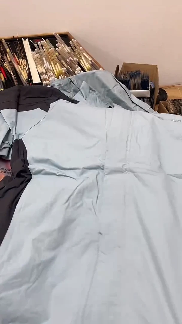 XL 浅蓝色冲锋衣