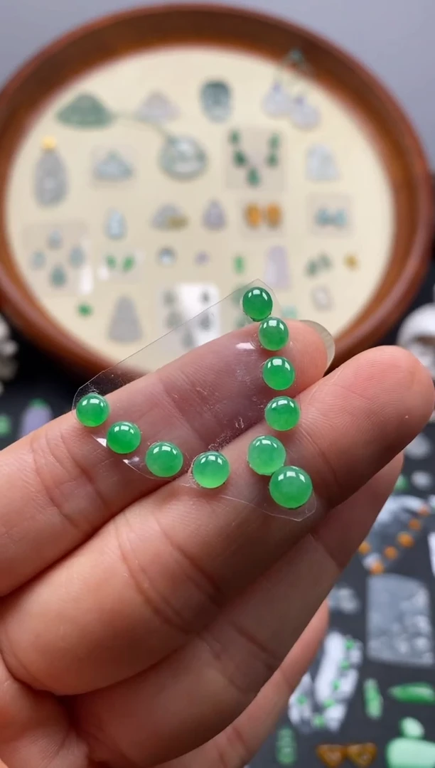 颈饰未镶嵌翡翠10颗果阳緑蛋面/芬