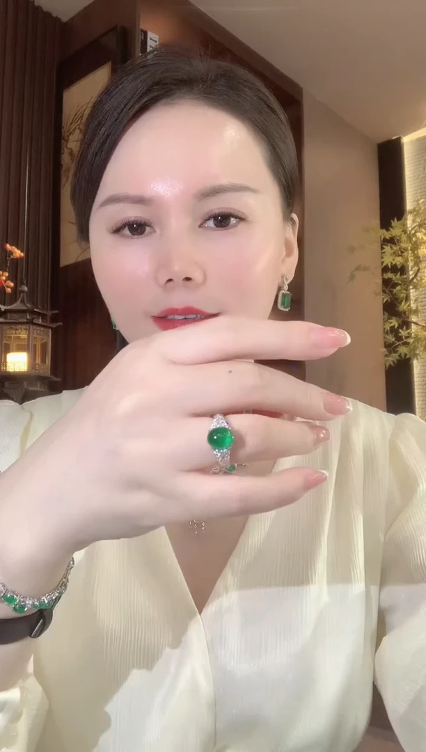 18K金镶嵌戒指祖母绿A75