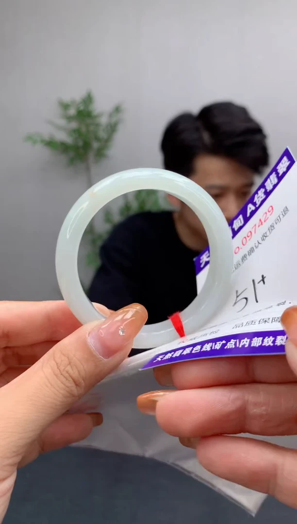 未镶嵌手镯翡翠有纹，完美者勿拍