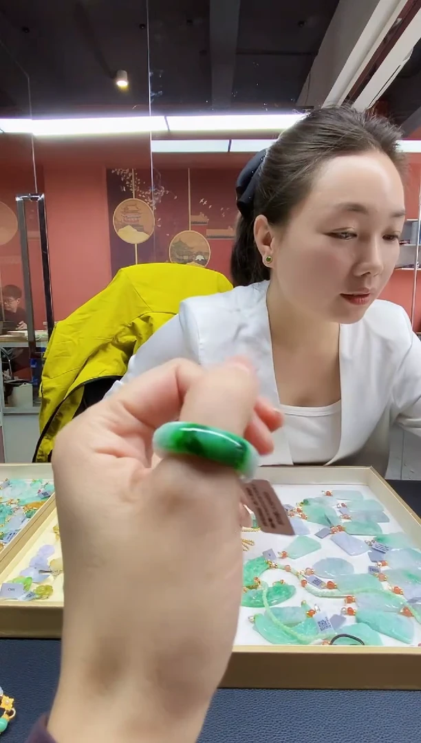 颈饰未镶嵌翡翠戒圈