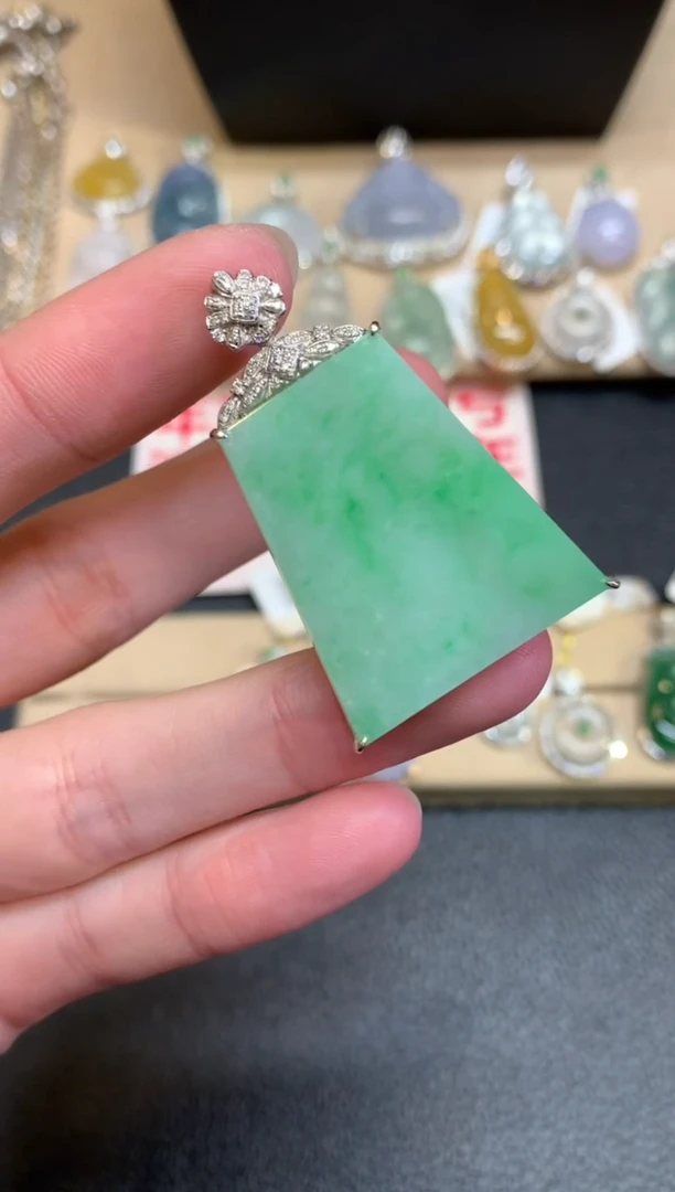 【闪购商品】翡翠颈饰18K金镶嵌无事牌【无服务费】