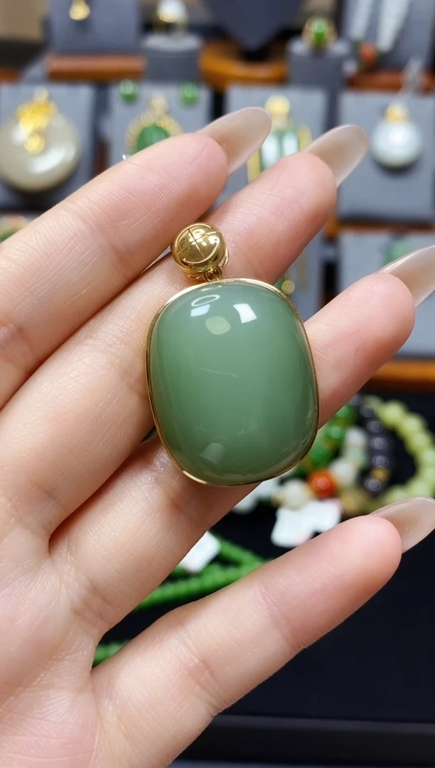 【闪购商品】和田玉粉青猫方牌吊坠18K金镶嵌*