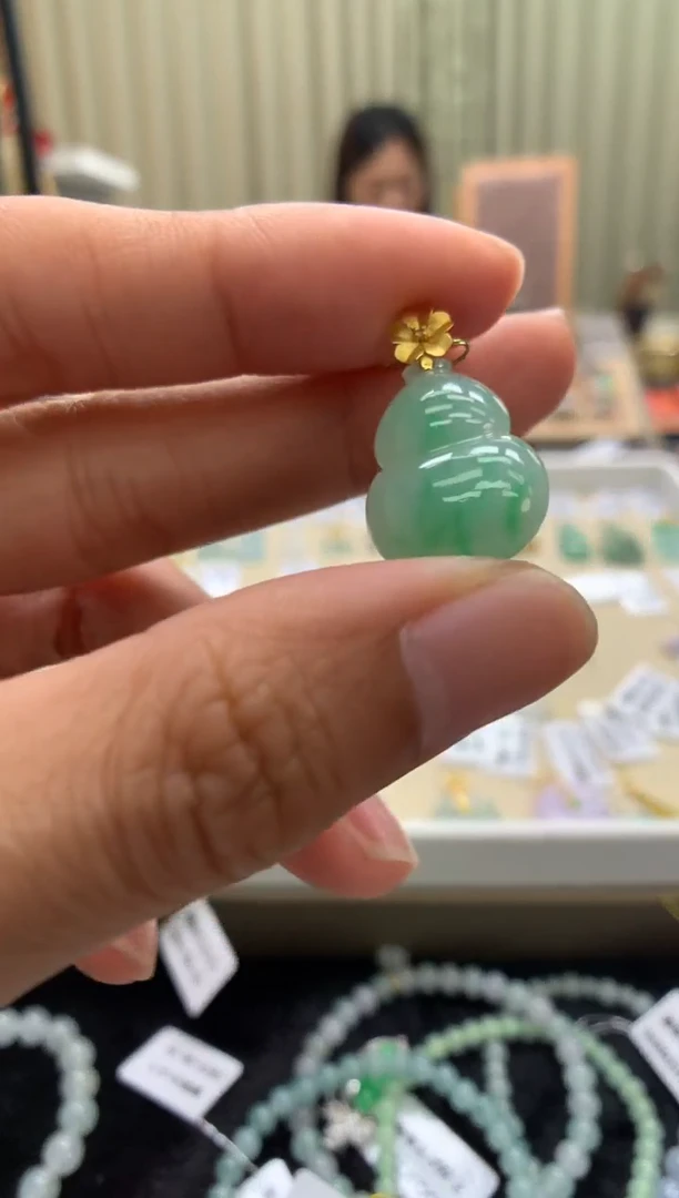 翡翠18K金镶嵌颈饰葫芦