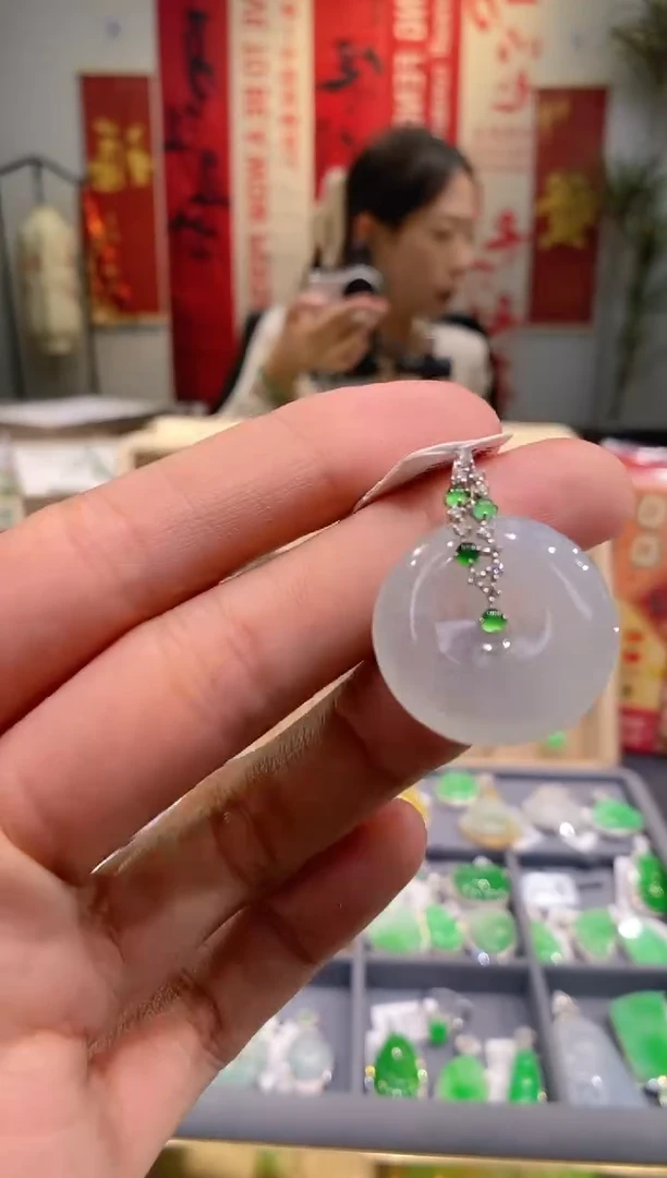 【闪购商品】翡翠吊坠(不含链)18K金镶嵌平安扣