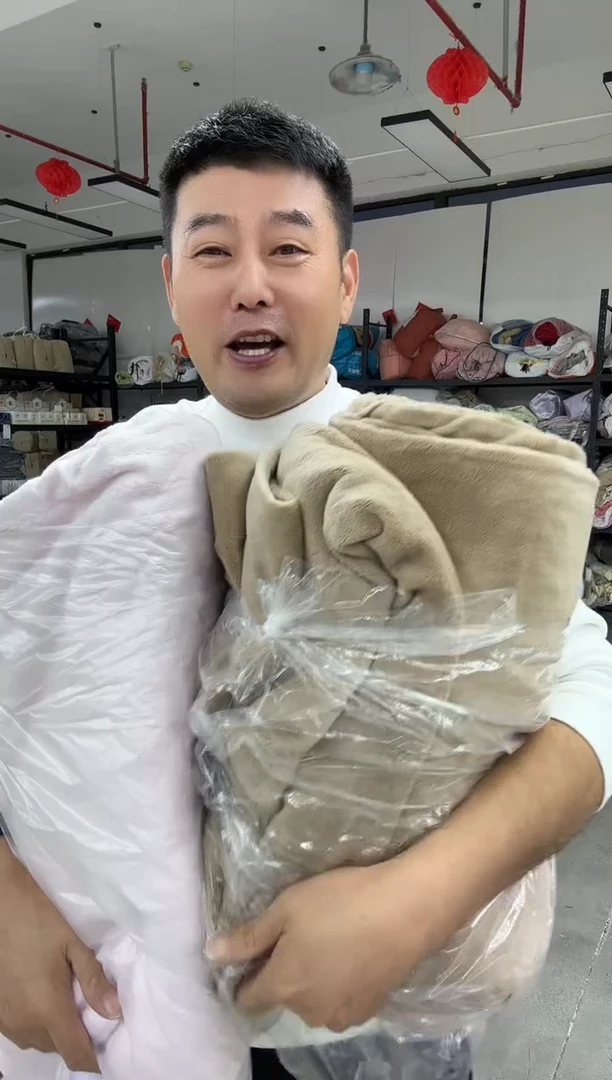 真丝真丝56 2米绒被套 颜色随机