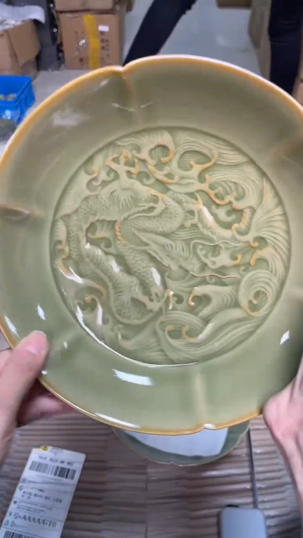陶瓷橄榄绿龙纹出筋葵口盘