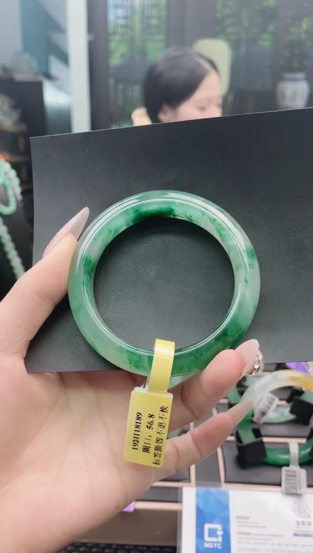 未镶嵌手镯石英质玉（非洲翠）手镯