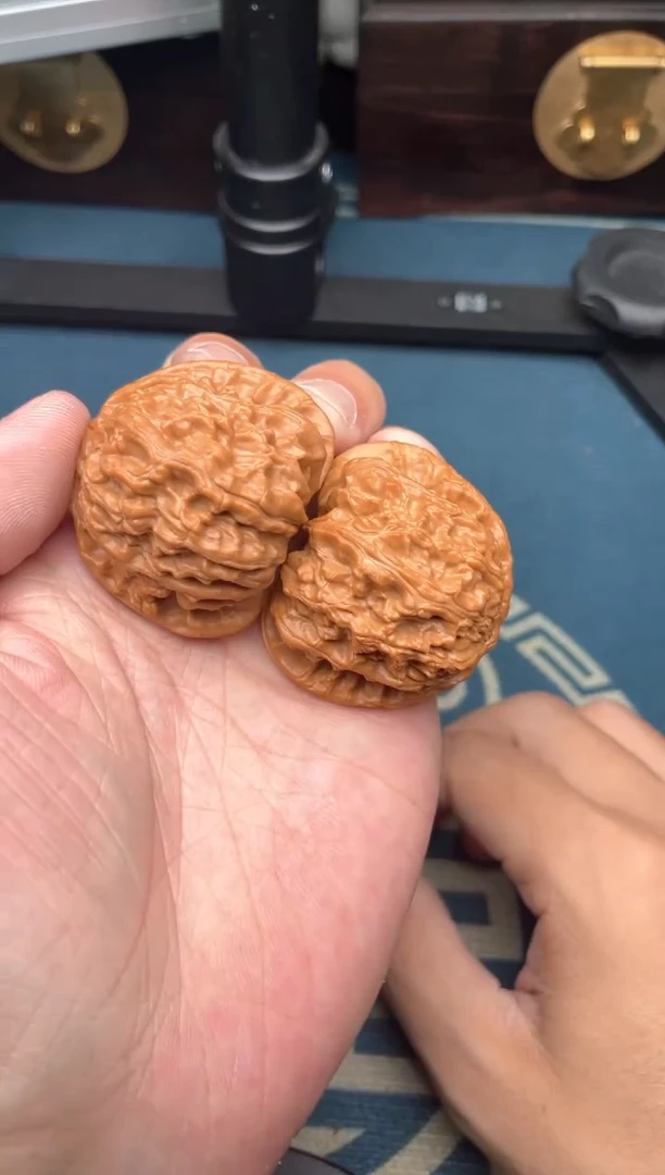 文玩核桃吊坠白狮子全品41+