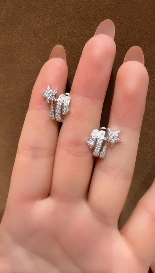 18K金镶嵌实验室培育钻石耳饰@@耳拍白圆形彗星