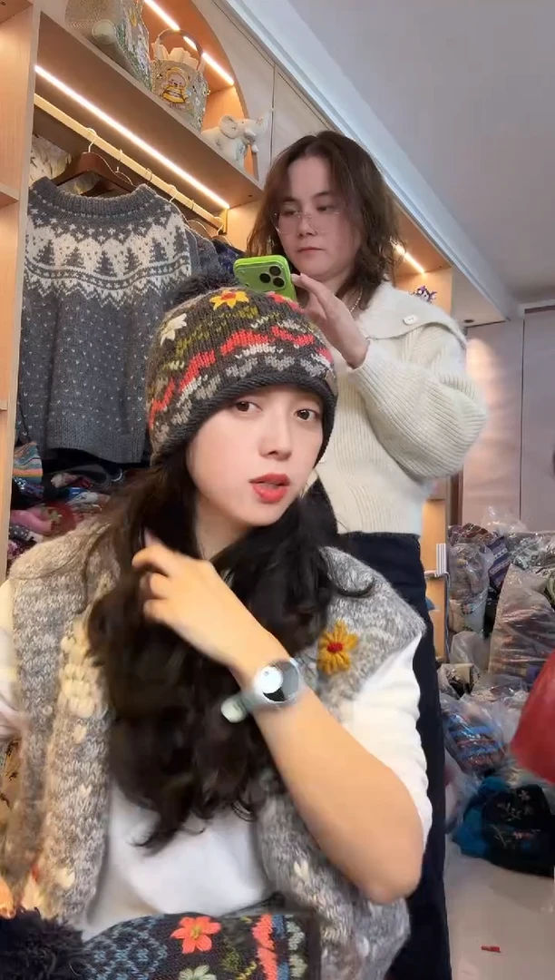 羊毛美利奴深灰色刺绣单球帽