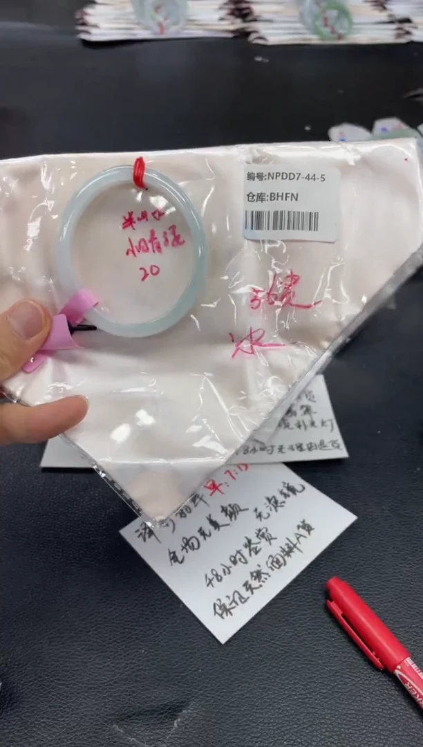 翡翠手镯未镶嵌翡翠手镯