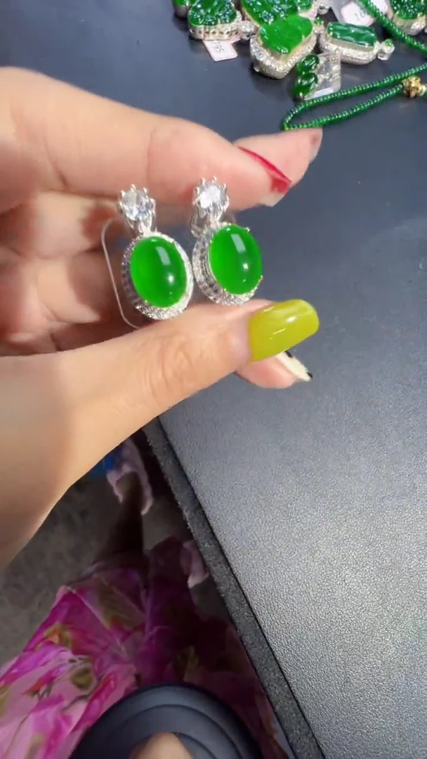定制翡翠未镶嵌翡翠A货有轻微色差属于正常现象，耳钉多样性发货1