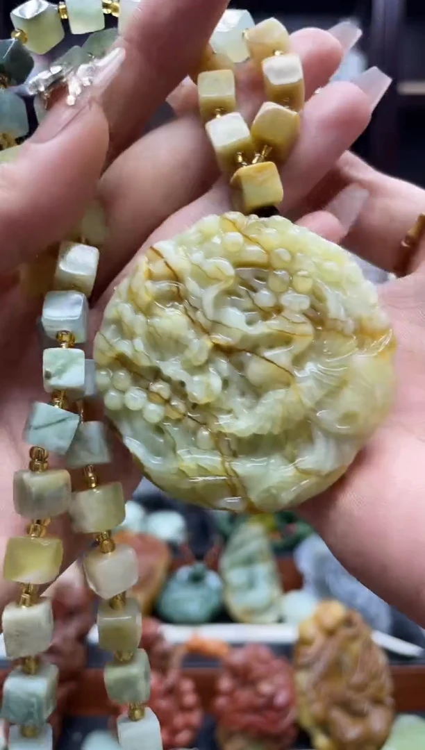 岫玉未镶嵌吊坠·