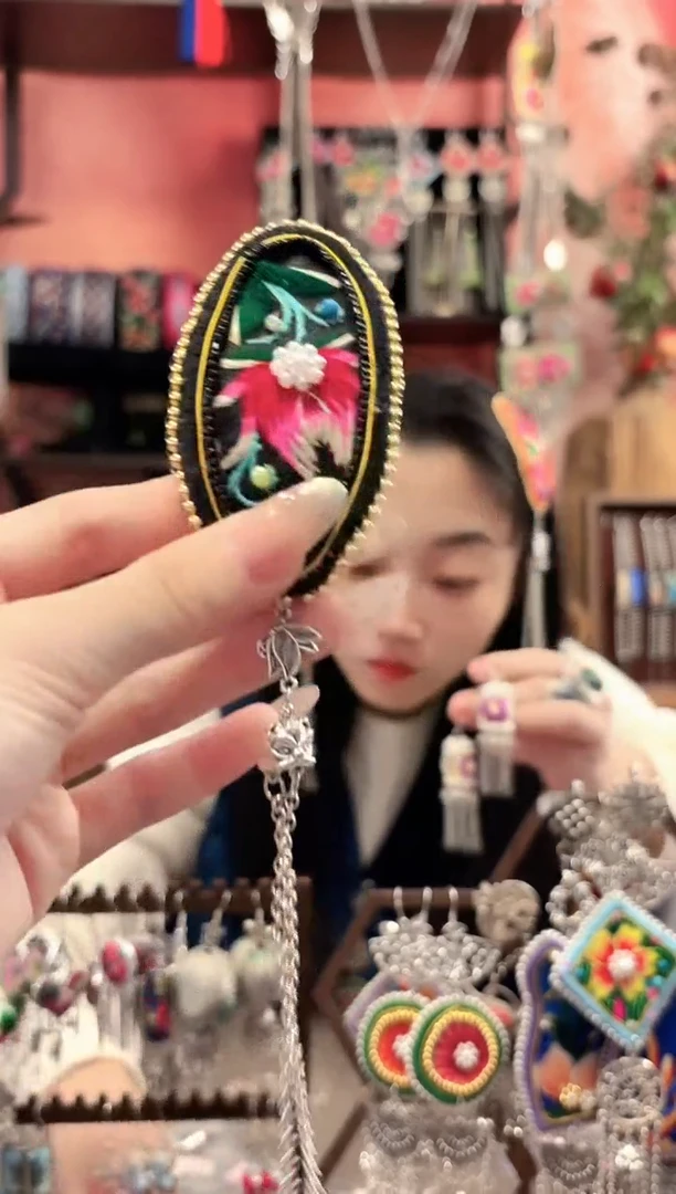 织绣云织谣民族风精美饰品 620