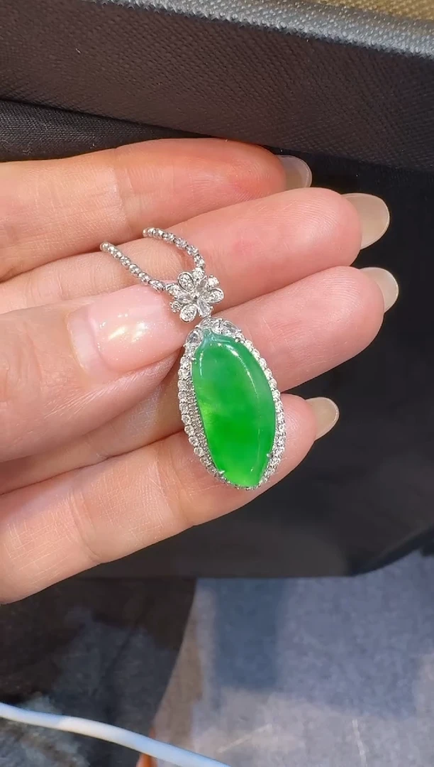 【闪购商品】翡翠吊坠(不含链)18K金镶嵌颈饰