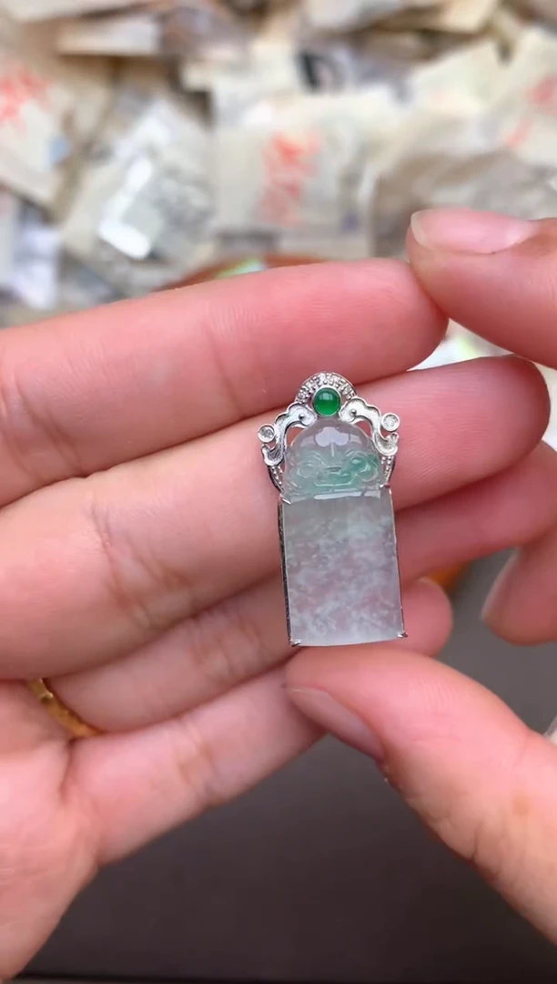 翡翠挂件18K金镶嵌一