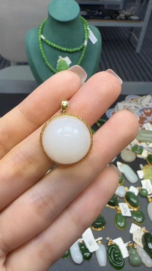 18K金镶嵌和田玉挂件1