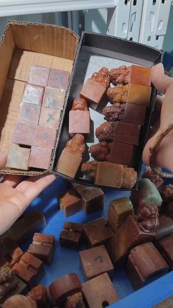 老挝石最***人瑕疵不规则章带雕钮