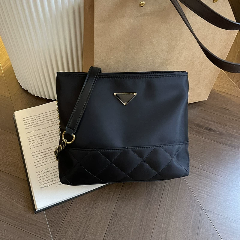 97 黑色（长24厘米高21厘米）时尚百搭包包（无礼盒）