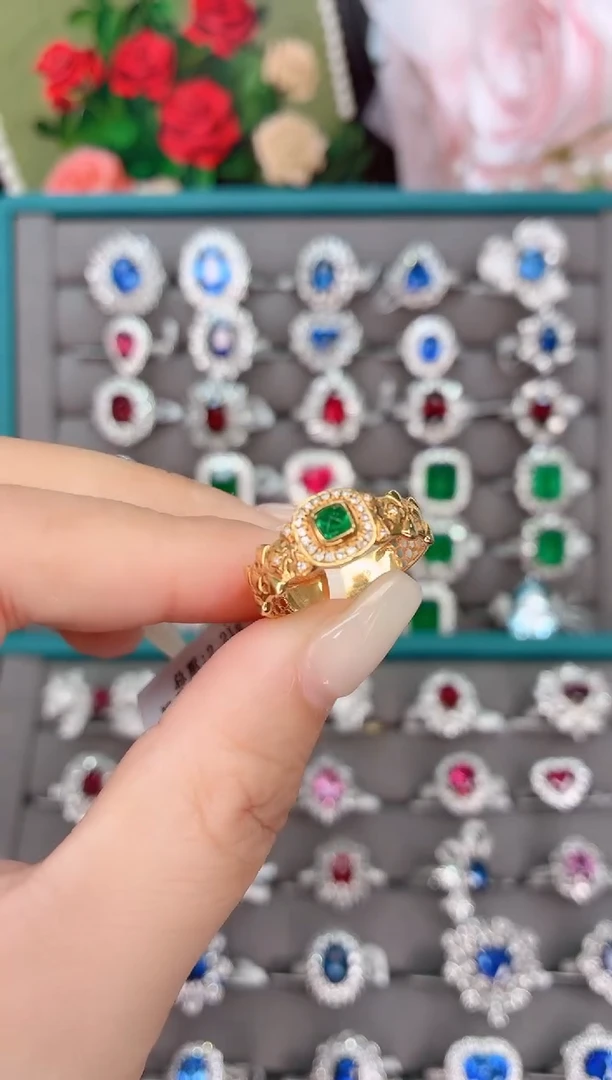 戒指18K金镶嵌祖母绿0.3克拉