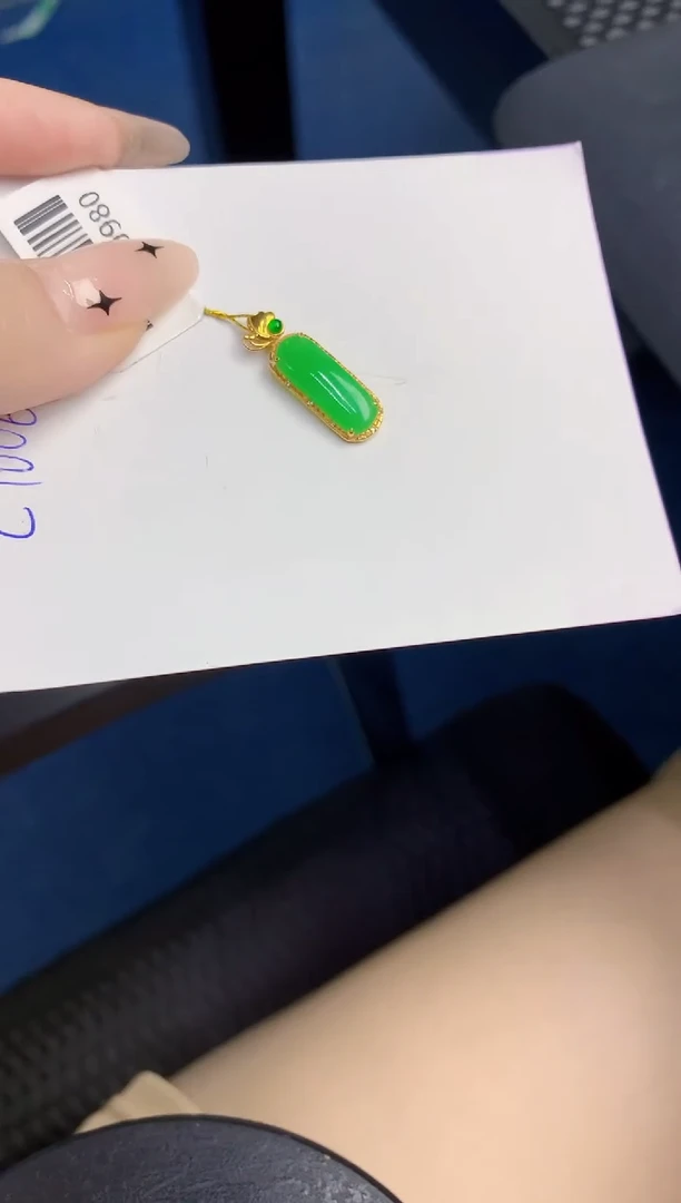 颈饰18K金镶嵌翡翠缅甸天然翡翠A货