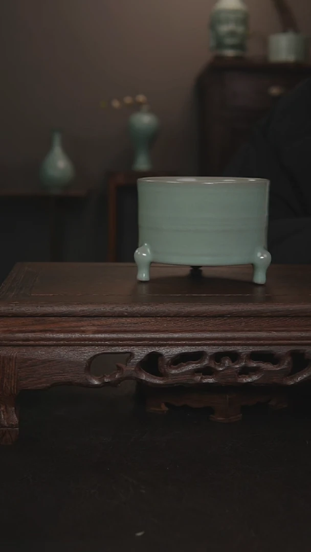 摆件瓷仿古釉手工三足香炉