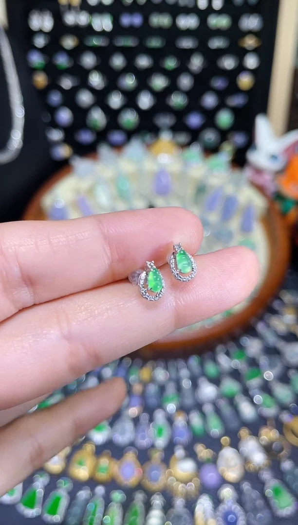 颈饰18K金镶嵌翡翠玻璃种满绿豆子耳钉