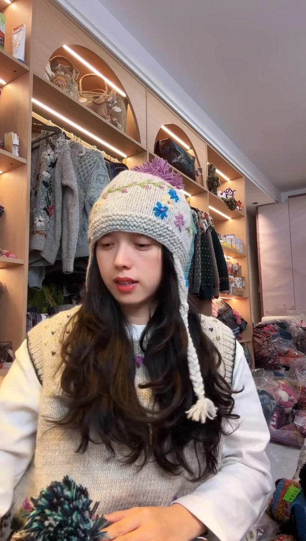 羊毛美利奴灰色刺绣护耳帽