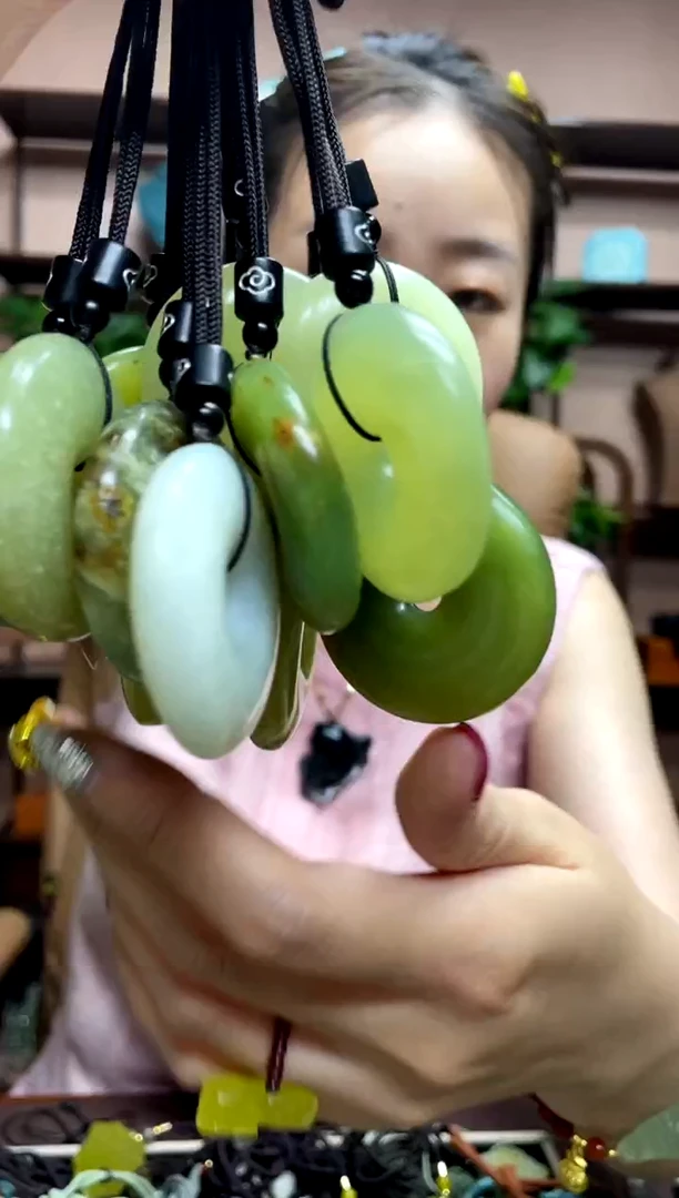 岫玉未镶嵌吊坠多样性发货发其中之一