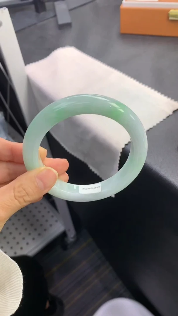 未镶嵌手镯翡翠退货需手镯吊牌标签完好
