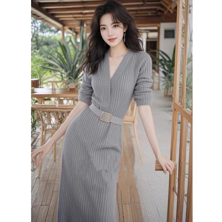 2025新款秋季灰色v领针织连衣裙女轻奢高级感大方得体的收腰裙子