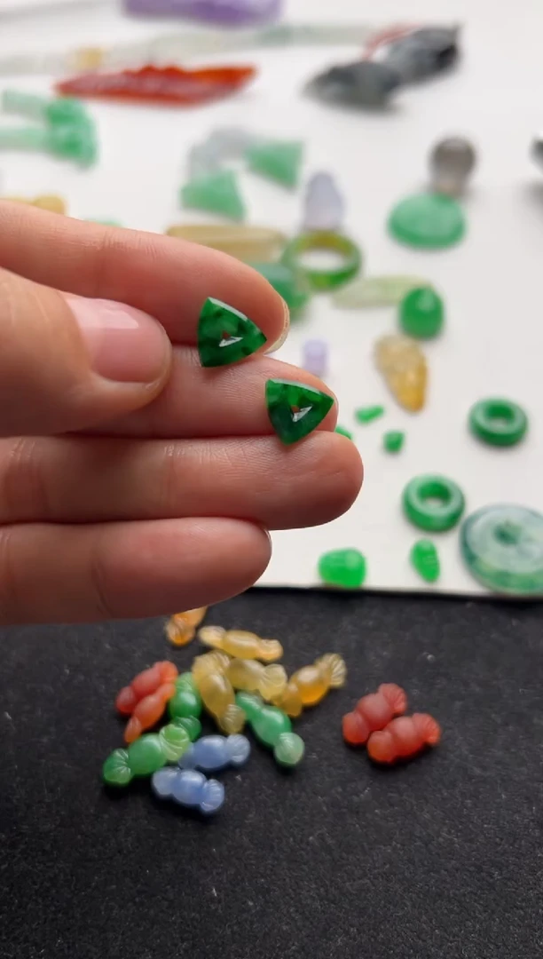 定制翡翠未镶嵌绿金字塔一对2600+260