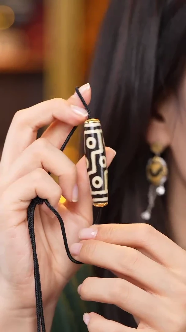 【闪购商品】玛瑙/玉髓颈饰18K金镶嵌Z27738九眼锁骨链