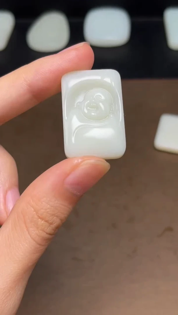 和田玉未镶嵌颈饰31 带巧雕