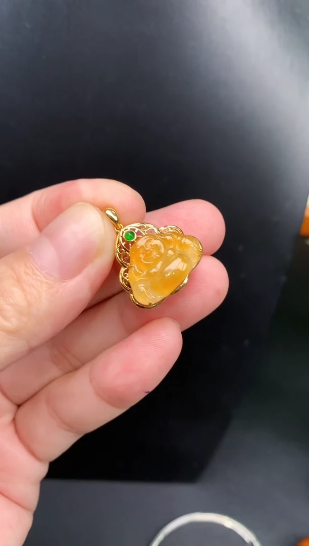 翡翠18K金镶嵌颈饰佛